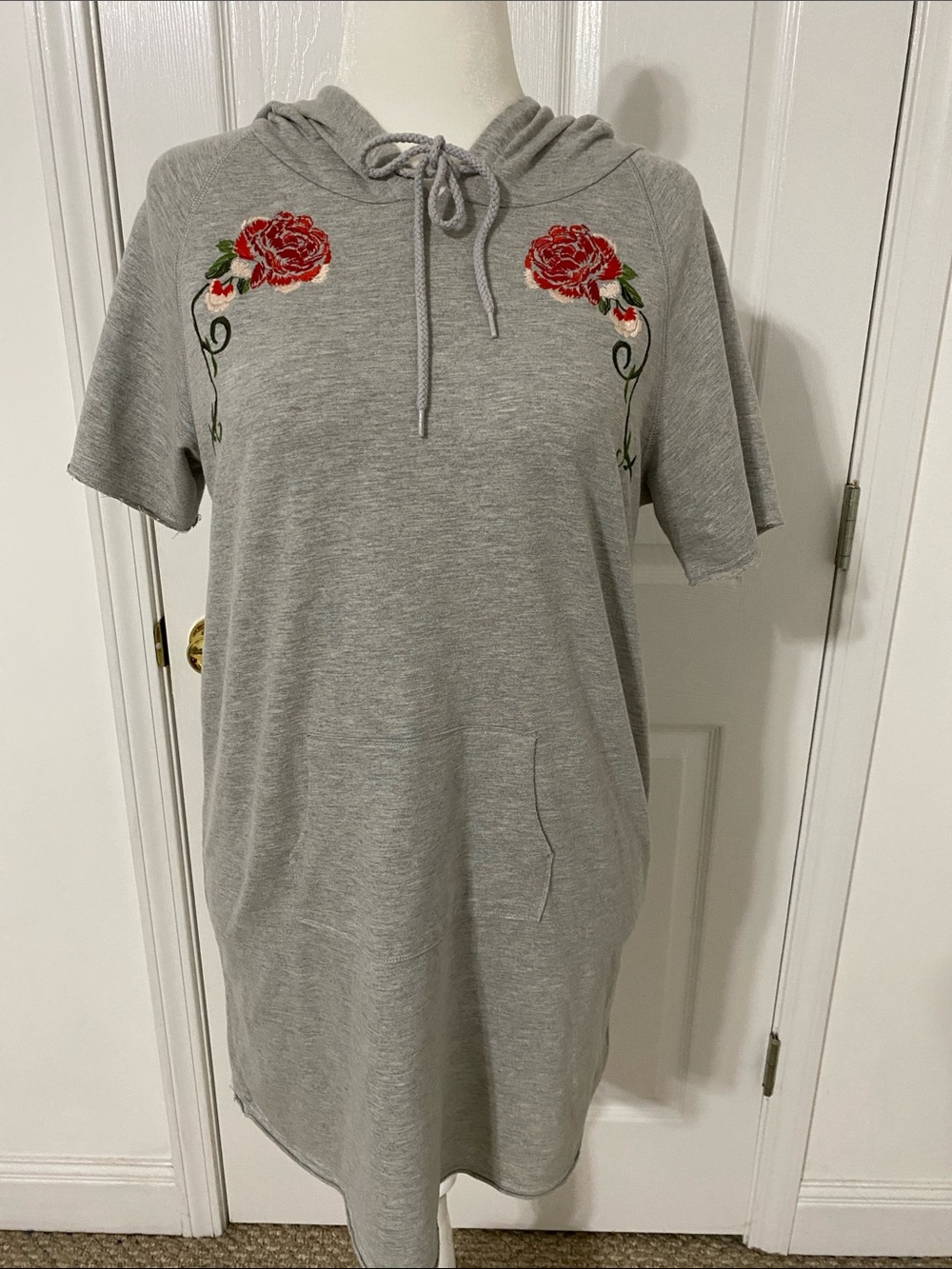 love, fire Gray Short-Sleeve Hoodie Tunic with Red Rose Embroidery